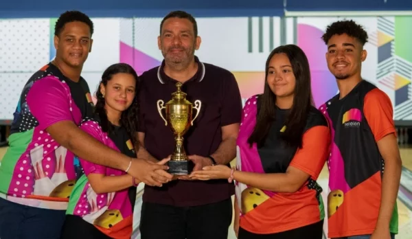 Francis Soto premia al equipo del Colegio Civitas.   externa