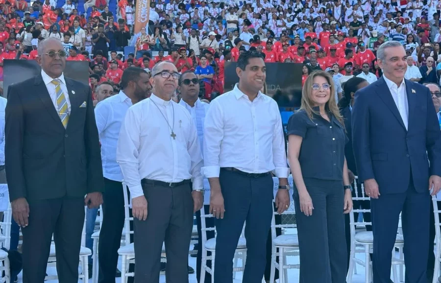 Presidente de la República, Luis Abinader, y el ministro de Deportes, Kelvin Cruz, junto a organizadores Juegos Nacionales Salesianos ayer en la apertura del evento . fuente externa Presidente de la República, Luis Abinader, y el ministro de Deportes, Kelvin Cruz, junto a organizadores Juegos Nacionales Salesianos ayer en la apertura del evento . fuente externa