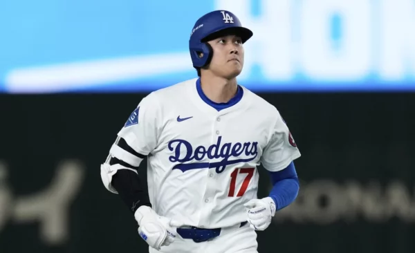 Shohei Ohtani, principal figura  Dodgers de Los Ángeles, jugará ante su público japonés.  AP