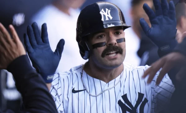 El receptor Austin Wells es saludado por sus compañeros, luego de dar el jonrón histórico.  Ap