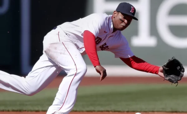 El dominicano Rafael Devers reconoce que no es quien toma las decisiones en Boston.  Ap