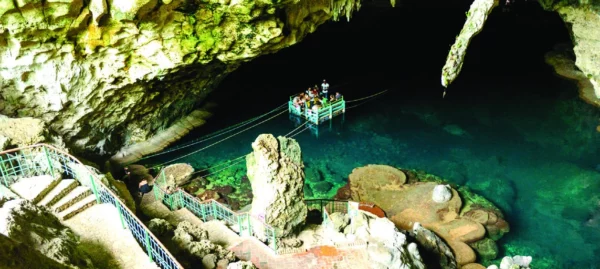 Cueva en el parque Los Tres Ojos, un monumento nacional que exhibe una exuberante fauna, flora y lagos.  AGENCIA FOTO