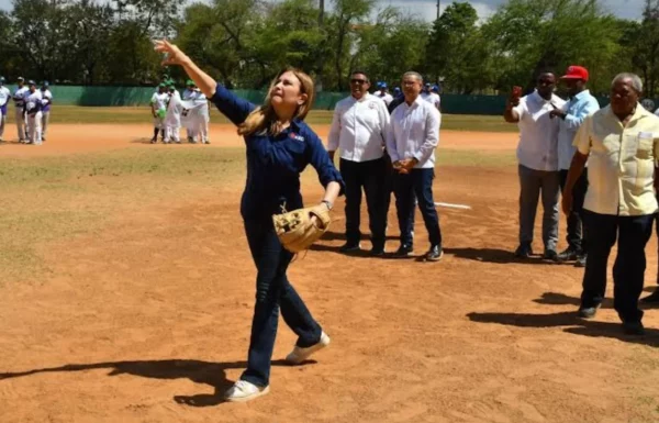 La alcaldesa del Distrito Nacional, Carolina Mejía, realiza el lanzamiento de honor.