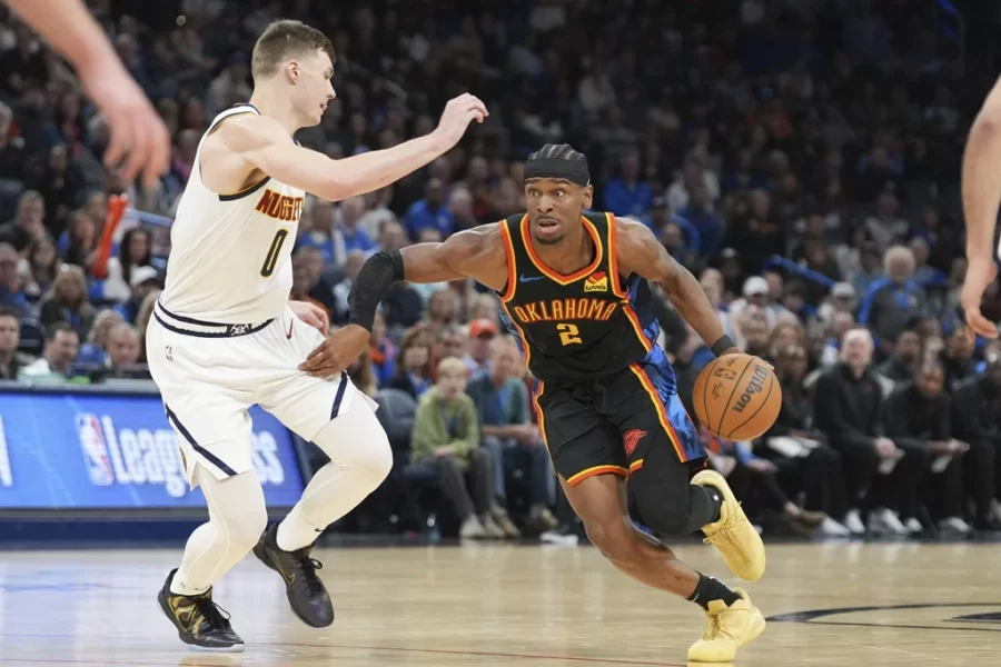 Shai Gilgeous-Alexander intenta realizar una ofensiva. Shai Gilgeous-Alexander intenta realizar una ofensiva.