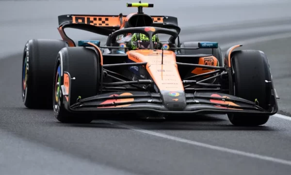 El piloto Lando Norris, mientras toma delantera,la cual nunca perdió ayer, durante el GP de Fórmula Uno en Atstralia.