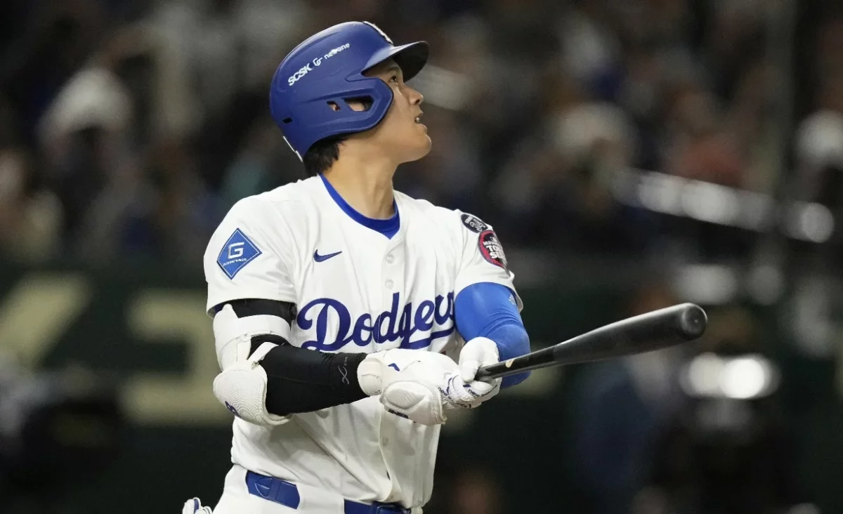 El japonés Shohei Ohtani observa la trayectoria del primer jonrón de la temporada. Ap
