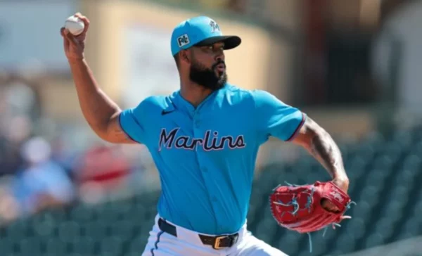 El lanzador dominicano Sandy Alcántara está siendo perseguido para solicitarlo en  cambio.