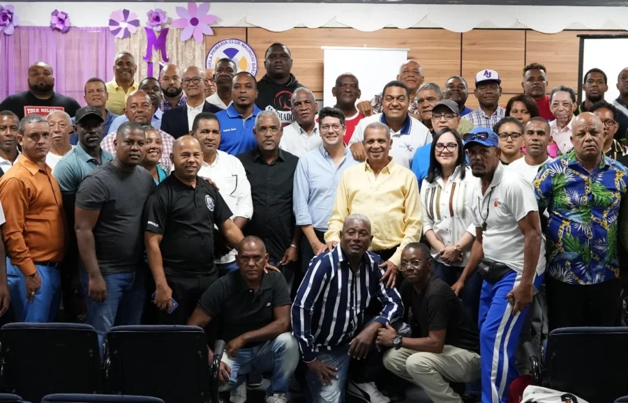 Representantes de los clubes que asistieron al encuentro con directivos del Comité Organizador de los Juegos Centroamericanos y del Caribe, Santo Domingo 2026.