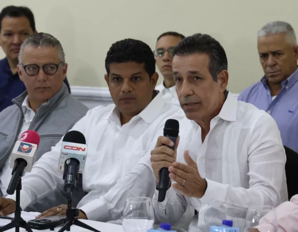 Gremios de arroceros durante rueda de prensa realizada ayer martes.