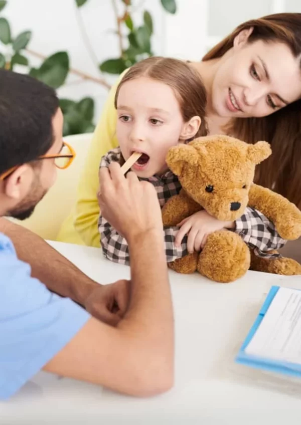 Es importancia  consultar al pediatra si el niño presenta fiebre alta, dolor de garganta severo o dificultad para respirar.
