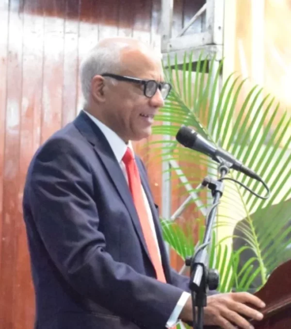 Pablo Gómez Borbón, mientras presenta la obra.