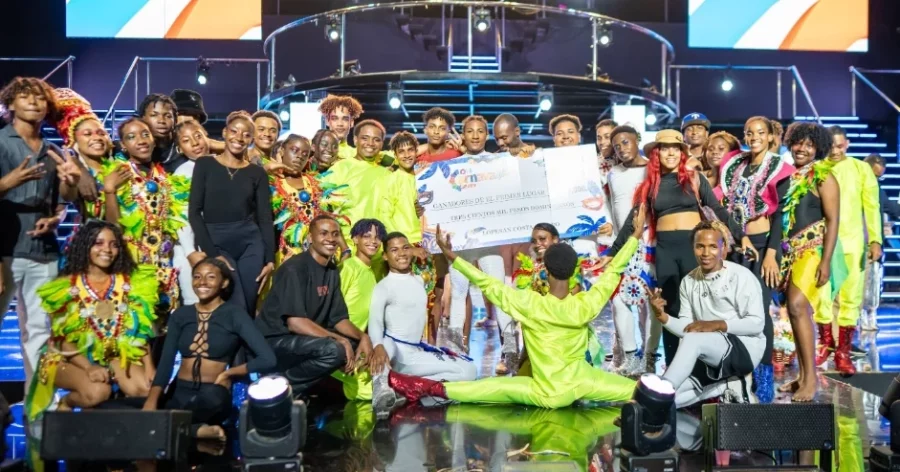 “Mi Tierra por Dentro” de Samaná, la comparsa ganadora del primer lugar.