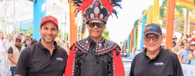 Coronan rey Momo a Félix Sánchez en el Carnaval PC