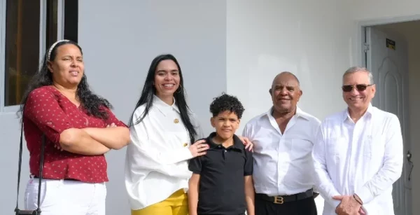 Ejecutivos de Refidomsa entregan la vivienda a la familia Aracena.