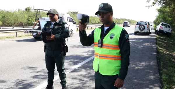 Agentes de tránsito mientras realizan operativo de fiscalización en avenida del país.  José de León