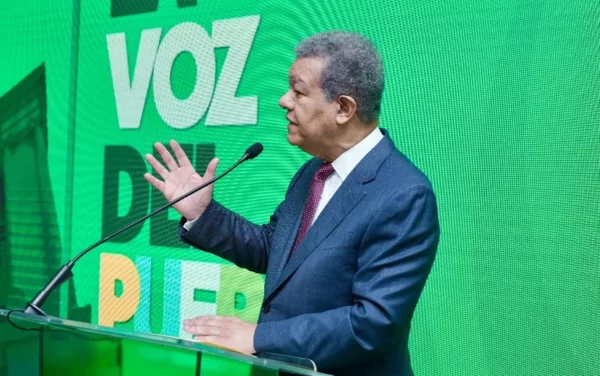 Fernández se trasladó a Santiago para responder a Abinader.