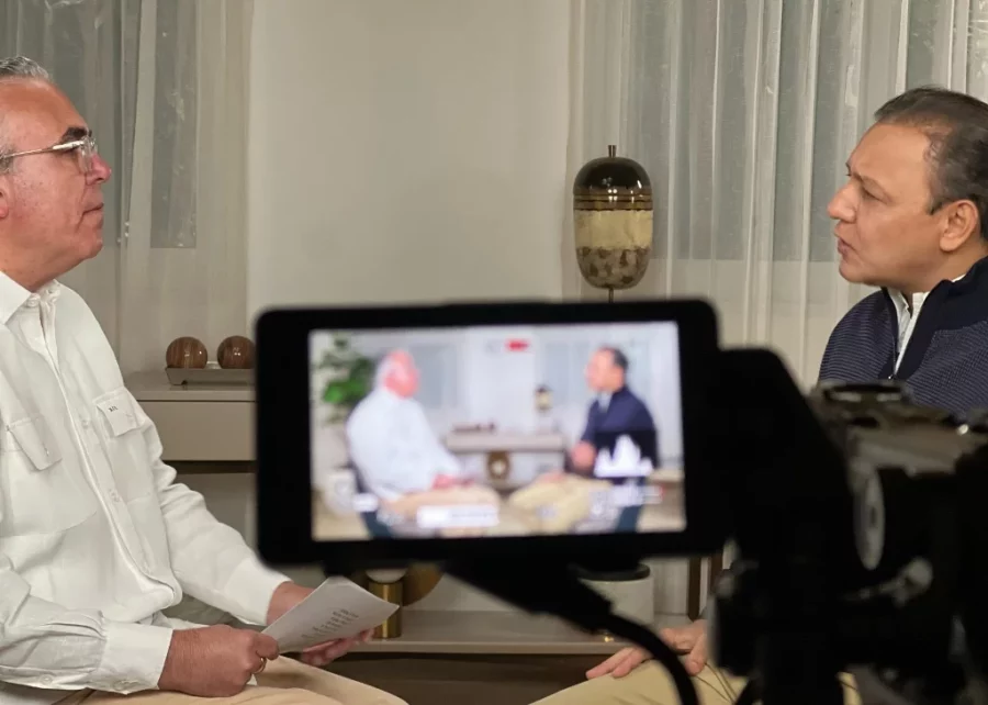 Roberto Cavada entrevistó a Abel Martínez en su residencia de Santiago, donde se recupera de una cirugía. FUENTE EXTERNA Roberto Cavada entrevistó a Abel Martínez en su residencia de Santiago, donde se recupera de una cirugía. FUENTE EXTERNA