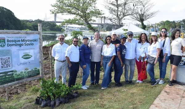 Integrantes de la Fundación Ex Alumnos Loyola 79 junto a los representantes de la Fundación Tropigas y la Unidad Ejecutora para la Readecuación de Barrios & Entornos.