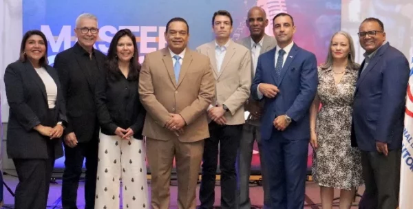 El director de la ONDA, junto a Lorena Bolaños y los expositores en la clase magistral.