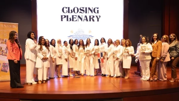 Néstor Castillo recibe el reconocimiento por parte de los legisladores.