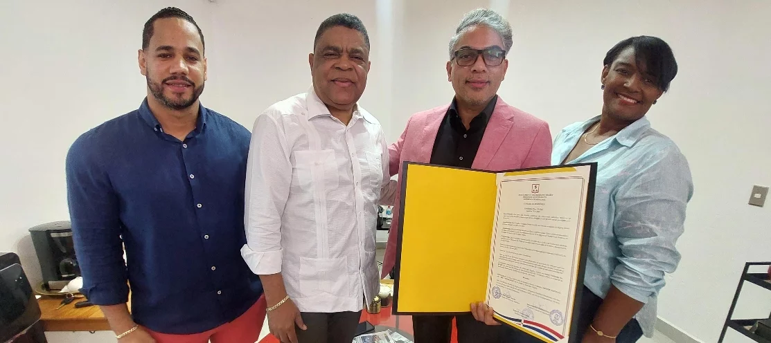 Comunicador Néstor Castillo recibe distinción