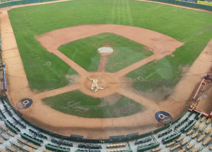 Condición en la que se encuentra parte del terreno de juego del estadio Quisquesya Juan Marichal . Condición en la que se encuentra parte del terreno de juego del estadio Quisquesya Juan Marichal .