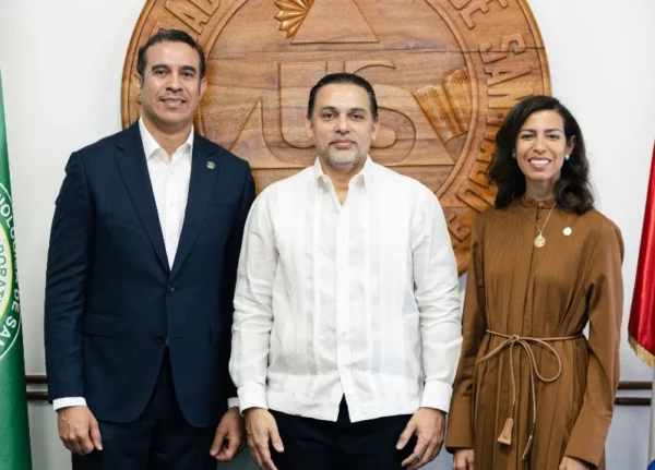 Directivos de ambas entidades durante la firma del acuerdo.