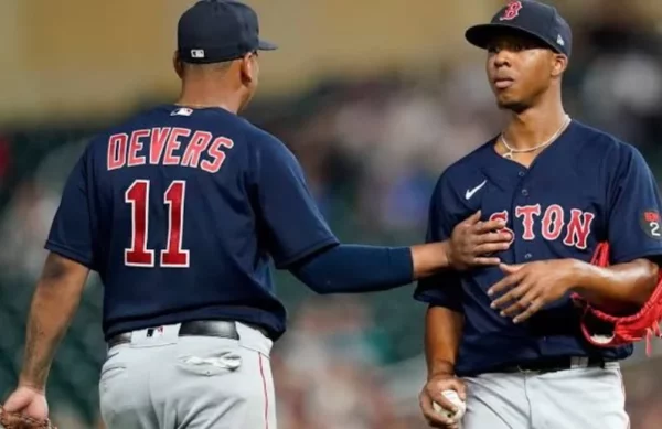 Los dominicanos Rafael Devers y Brayan Bello, de Boston.