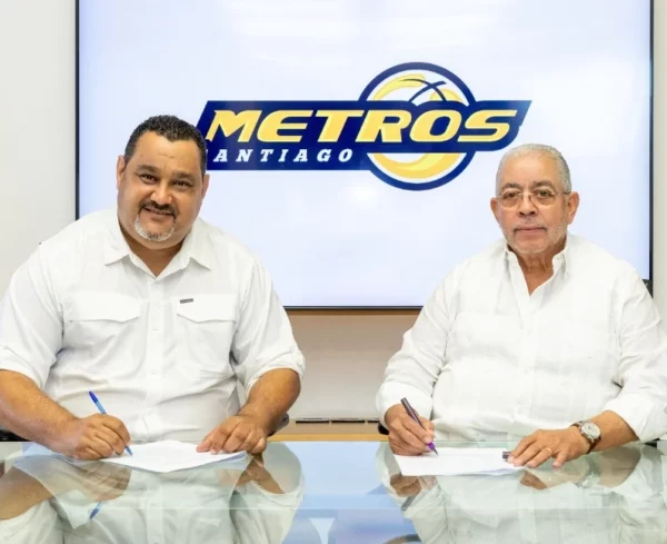 César Saint-Hilaire y Rovin Rodríguez firman acuerdo.