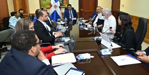 Miembros de la Comisión que estudia el Código de Trabajo se reunieron  con el Defensor del Pueblo, Pablo Ulloa.  fuente externa