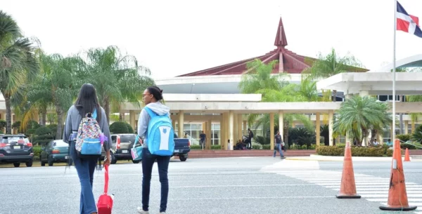 En la Universidad Autónoma de Santo Domingo las mujeres son numéricamente predominantes.  Archivo