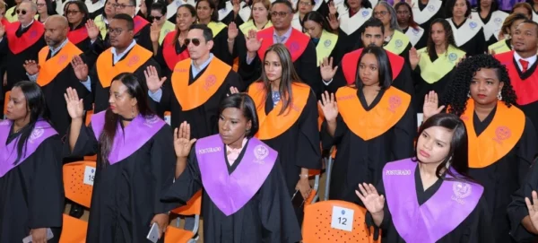 A simple vista esa graduación de la UASD refleja el fenómeno, mujeres  dominan entre hombres número de egresadas.
