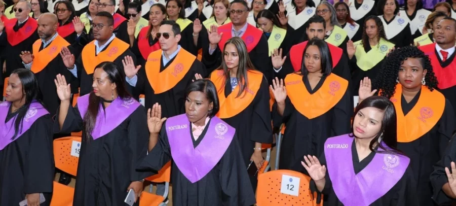 A simple vista esa graduación de la UASD refleja el fenómeno, mujeres dominan entre hombres número de egresadas. A simple vista esa graduación de la UASD refleja el fenómeno, mujeres dominan entre hombres número de egresadas.
