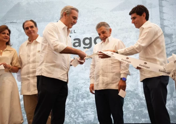 El presidente Luis Abinader encabeza el acto de inauguración del hotel Santiago.