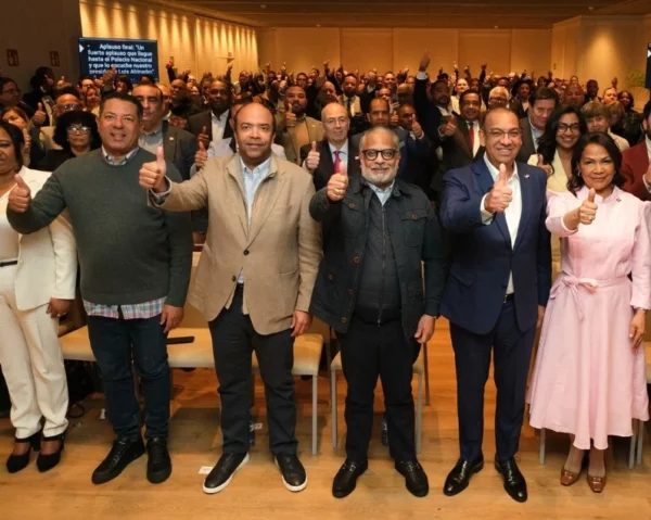 Deligne Ascención llevó su mensaje a militantes de España.