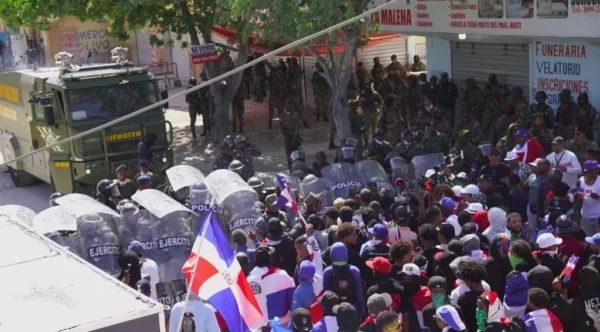 Los agentes de seguridad enfrentaron algunos disturbios menores, pero la marcha cumplió con el objetivo.  Elieser Tapia