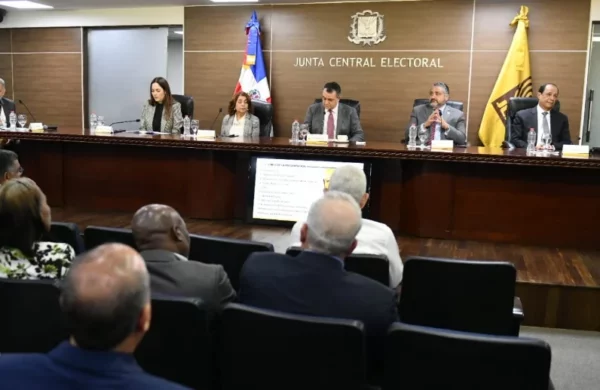 La JCE junto a partidos en un encuentro de rutina.