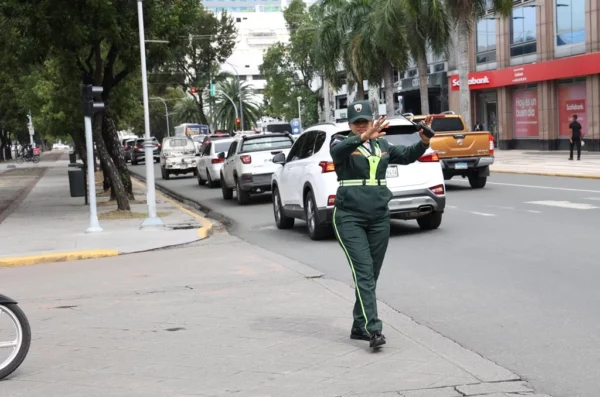 Kenia Ozuna, agente de la Dirección General de Seguridad de Tránsito y Transporte Terrestre (Digesett).  José de León