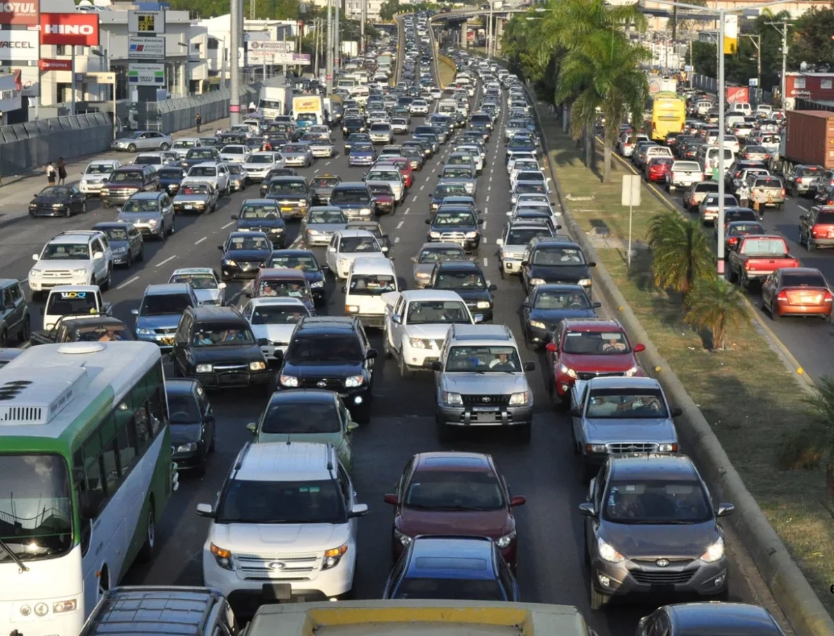 Muchas intersecciones están obstruidas y generan caos por falta supervisión.