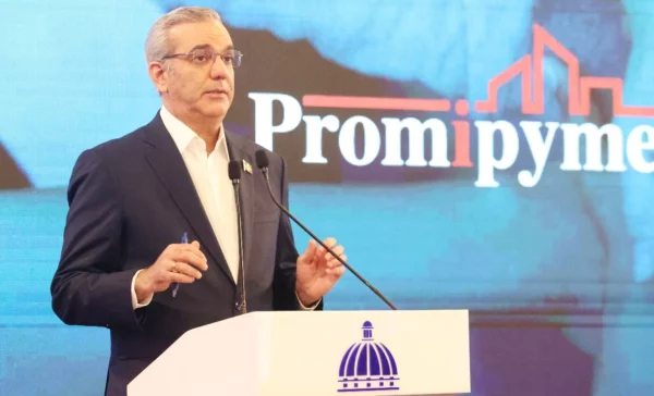 El  Presidente al responder  preguntas de los comunicadores.  José Francisco