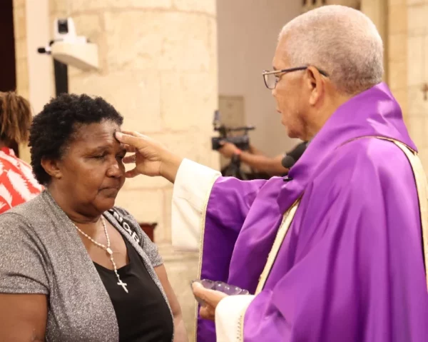 Religiosos imponían las cenizas a devotos en  parroquias.