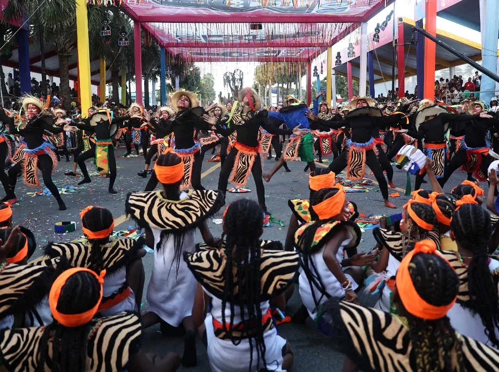 El carnaval 2025 llena el malecón Santo Domingo de tradición