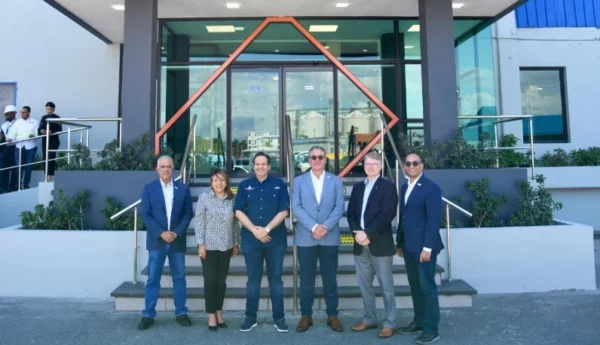 Ministro Víctor Atallah en inauguración de oficina.