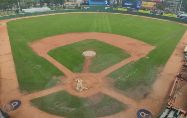 El estadio Quisqueya Juan Marichal,   uno de los  más importantes del país, también  está en condiciones precarias, tanto en el terreno como en sus  instalaciones.