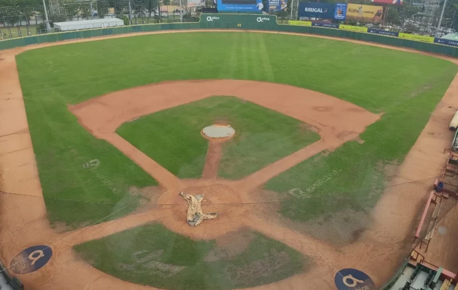 El estadio Quisqueya Juan Marichal, uno de los más importantes del país, también está en condiciones precarias, tanto en el terreno como en sus instalaciones. El estadio Quisqueya Juan Marichal, uno de los más importantes del país, también está en condiciones precarias, tanto en el terreno como en sus instalaciones.