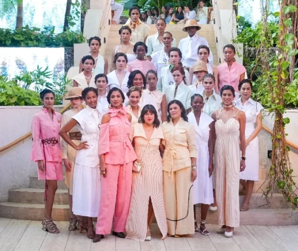 Carolina Socías y Carla Quiñones Polanco junto a modelos al final del desfile.