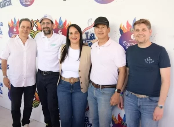 Representante de la empresa e invitados.