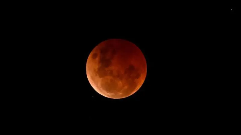 Cómo y cuándo se puede ver el eclipse lunar total en América Latina y el Caribe este viernes