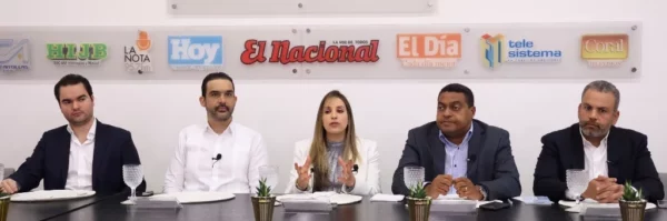 Miguel José Barceló Corripio, Rafael Aybar, Annerys Meléndez, José Monegro y Guido Rosario, ayer en almuerzo semanal del Grupo de Comunicaciones Corripio.  José de León