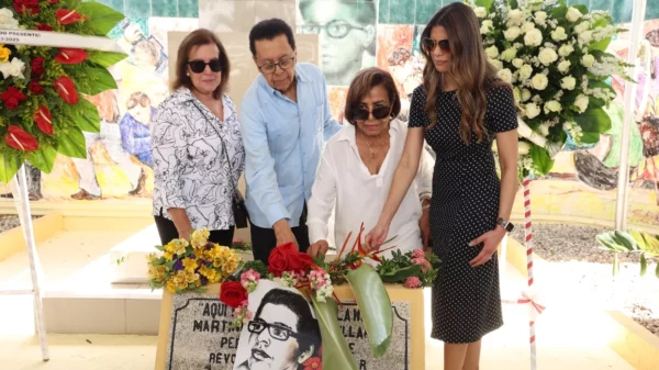 Sergio Martínez, hermano de Orlando, junto a familiares en ofrenda floral.  José de León